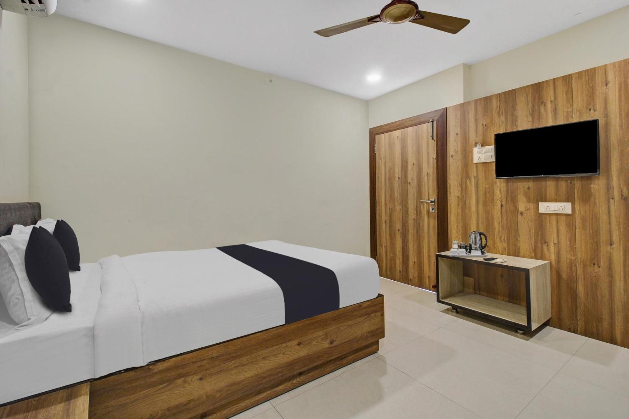 Collection O Hotel Swagath Pride Mancherāl Exteriör bild